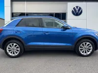 Usado VW T-Roc Match 150 HP (110 kW) 2024 Azul SUV