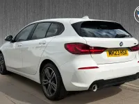 Usado BMW 118 Sport Line 134 CV (98 kW) 2023 Blanco Utilitario