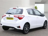 Used Toyota Yaris 100 HP (73 kW) 2018 White Hatchback