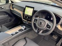 Ny Volvo XC60 Plus 350 HK (257 kW) 2025 Röd SUV