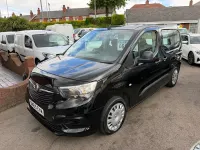 Usado Vauxhall Combo Design Edition 100 CV (73 kW) 2019 Negro Monovolumen
