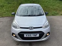 Usado Hyundai i10 67 CV (49 kW) 2015 Plateado Utilitario