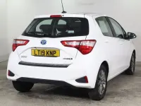 Used Toyota Yaris Hybrid 100 HP (73 kW) 2019 White Hatchback