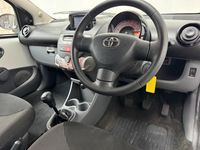 Begagnad Toyota Aygo 68 HK (50 kW) 2011 Vit Halvkombi