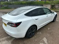 Używany Tesla Model 3 Standard Range 239 kW (325 KM) 2019 Biały Sedan/Limuzyna