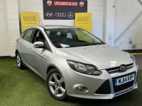 Begagnad Ford Focus Zetec 2014 Silver Halvkombi