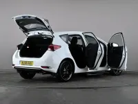 Used Toyota Auris 116 HP (85 kW) 2018 White Hatchback