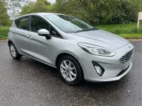 Usado Ford Fiesta Zetec 85 CV (62 kW) 2018 Plateado Utilitario
