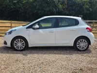 Used Peugeot 208 Signature Sky 2018 White Hatchback