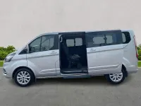 Usado Ford Tourneo Titanium 130 CV (95 kW) 2022 Plateado Monovolumen