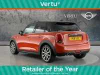 Usado Mini Cooper Hatch 136 CV (100 kW) 2018 Naranja Utilitario