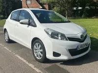 Begagnad Toyota Yaris 101 HK (74 kW) 2013 Vit Halvkombi