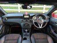 Begagnad Mercedes A180 2013 Röd Halvkombi