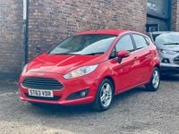 Usado Ford Fiesta Zetec 82 CV (60 kW) 2014 Rojo Utilitario
