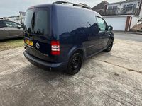 Begagnad VW Caddy Highline 102 HK (75 kW) 2014 Blå Minibuss