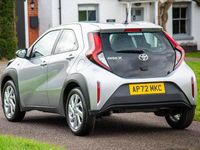 Usado Toyota Aygo X PURE 72 HP (52 kW) 2023 Prateado SUV