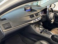 Used Lexus CT200h Executive Line 136 HP (100 kW) 2017 White Hatchback