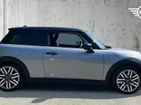 Usado Mini Cooper Hatch 113 kW (154 CV) 2025 Plateado Utilitario