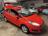 Usado Ford Fiesta Zetec 82 HP (60 kW) 2015 Vermelho Citadino