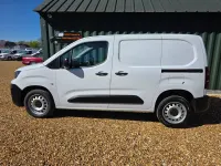 Usado Peugeot Partner Premium 131 HP (96 kW) 2024 Branco Monovolume