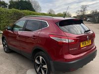 Used Nissan Qashqai N-Connecta 115 HP (84 kW) 2016 Red SUV