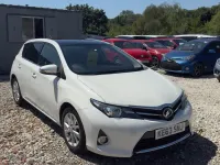 Used Toyota Auris Hybrid 136 HP (100 kW) 2014 White Hatchback