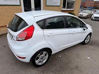 Used Ford Fiesta Zetec 82 HP (60 kW) 2013 Frozen white Hatchback