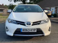 Used Toyota Auris Hybrid 136 HP (100 kW) 2013 White Hatchback