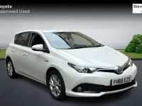 Used Toyota Auris Hybrid Business Edition 136 HP (100 kW) 2016 White Hatchback