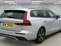 Begagnad Volvo V60 R-Design 190 HK (139 kW) 2020 Silver Kombi