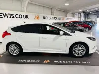 Begagnad Ford Focus Zetec 163 HK (119 kW) 2013 Vit Halvkombi
