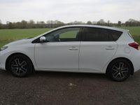 Usado Toyota Auris 132 HP (97 kW) 2015 Branco Citadino