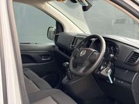 Second-hand Vauxhall Vivaro S 100 CP (73 kW) 2024 Alb Monovolum