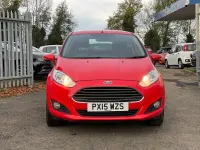 Używany Ford Fiesta Zetec 74 KM (54 kW) 2015 Czerwony Hatchback