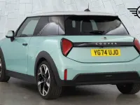 Usado Mini Cooper Hatch 154 HP (113 kW) 2024 Verde Citadino