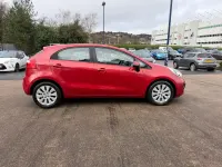 Begagnad Kia Rio 85 HK (62 kW) 2013 Röd Halvkombi