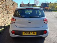 Usado Hyundai i10 66 HP (48 kW) 2018 Cinzento Citadino