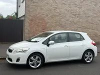 Used Toyota Auris Hybrid 2011 White Hatchback