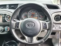 Begagnad Toyota Yaris SR 99 HK (72 kW) 2012 Grå Halvkombi