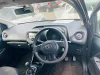 Usado Toyota Aygo 72 CV (52 kW) 2019 Gris Utilitario