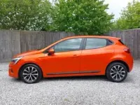 Used Renault Clio V Iconic 90 HP (66 kW) 2022 Orange Hatchback