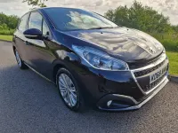 Used Peugeot 208 Signature Sky 82 HP (60 kW) 2019 Black Hatchback