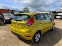 Usado Ford Fiesta Zetec 82 HP (60 kW) 2014 Amarelo Citadino