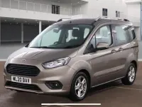 Usado Ford Tourneo Courier Zetec 100 CV (73 kW) 2020 Plateado Monovolumen