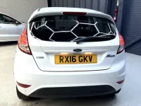 Usado Ford Fiesta Zetec 100 HP (73 kW) 2016 Branco Citadino