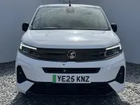 Second-hand Vauxhall Combo 100 kW (136 CP) 2025 Alb Monovolum