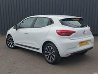 Used Renault Clio V Iconic 90 HP (66 kW) 2022 White Hatchback