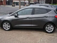 Begagnad Ford Fiesta Titanium 125 HK (91 kW) 2022 Grå Halvkombi