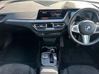 Begagnad BMW M135 Shadowline 306 HK (225 kW) 2024 Vit Halvkombi