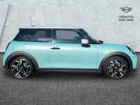 Begagnad Mini Cooper Exclusive 2024 Grön Halvkombi